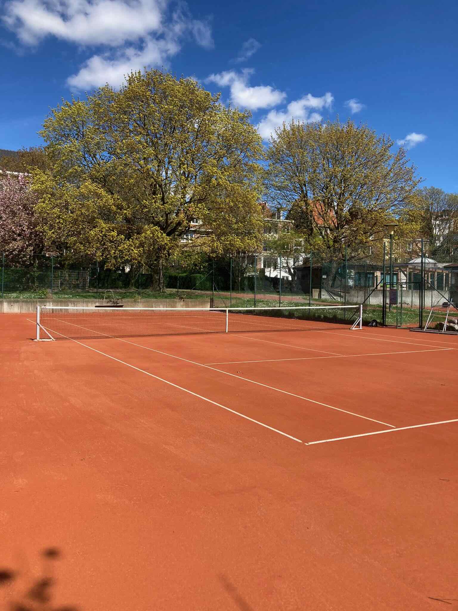 Terrain de tennis en terre battue au printemps
